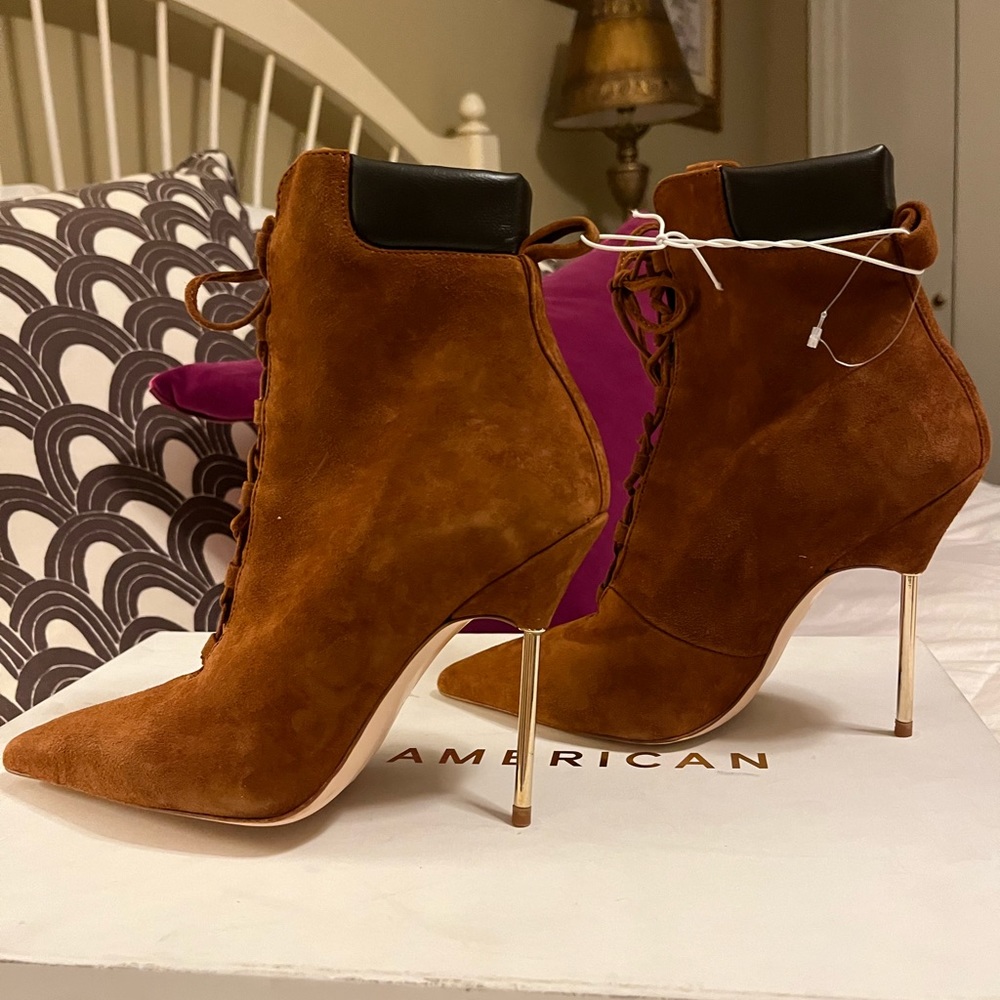 e:

NWT Good American GA012K-E Brown Suede Stiletto Booties - Made in Spain